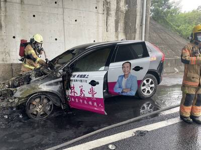 虧雞競選車國道失火 4助選員逃出自嘲：太虧了！