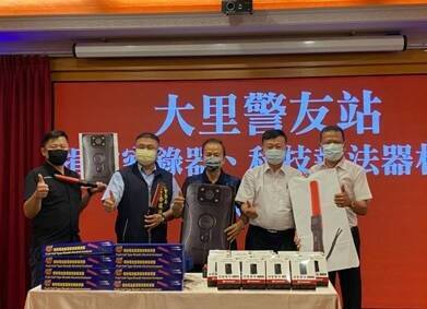 台中大里警友站捐穿戴式攝影機 員警執勤蒐證添利器
