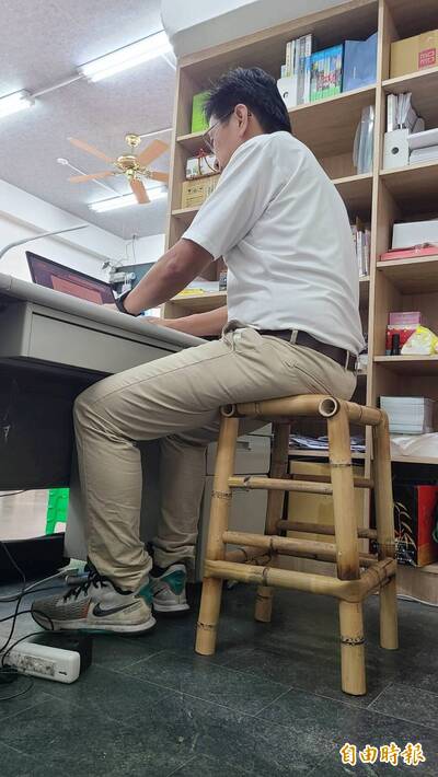 有玄機！子弟兵競選總部成立 綠委郭國文送傳統竹椅
