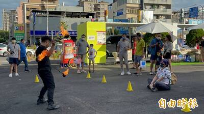 林為洲「不無聊小市集」街頭秀火舞特技