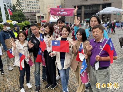 黃珊珊率民眾黨小雞參加北市府升旗 24年首度市民身分參加喊開心