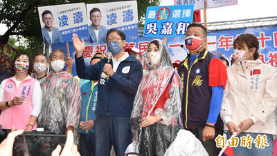 「國旗屋」國慶升旗 張善政：明年主持元旦升旗樂邀鄭運鵬參加
