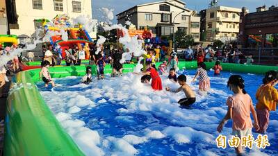 黃秀芳競總化身「水樂園」 上千親子湧入玩到底