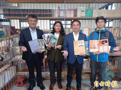 江聰淵造訪宜縣中興文創園區二手書店 力挺青年創業