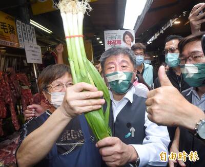 搶進綠營票倉 陳時中、蔣萬安社子市場拜票拚人氣