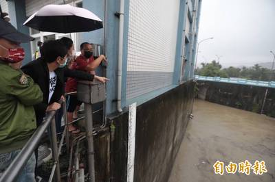 蔡適應視察抽水站關切大豪雨影響 呼籲勿到海邊觀浪