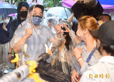 冒風雨市場掃街 蔣萬安：天氣如何都照既定行程走