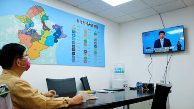 台北市長辯論登場 林佳龍看直播碎念「為什麼我們新北沒有辯論」？