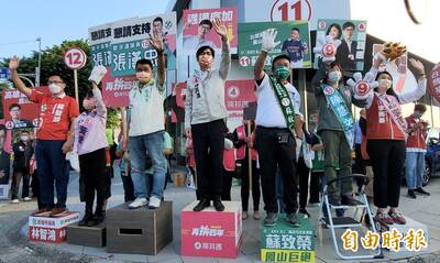 陳其邁與鳳山議員候選人站路口拜票 力拚泛綠席次最大化