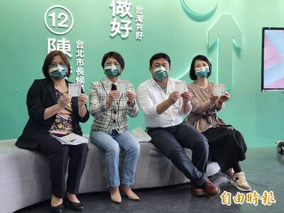 陳時中「全齡照護」口袋書 逾170項政策廣發隨身帶
