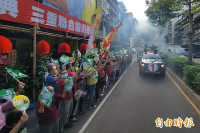 合體到三重掃街拜票 林佳龍：余天很像我的靠山