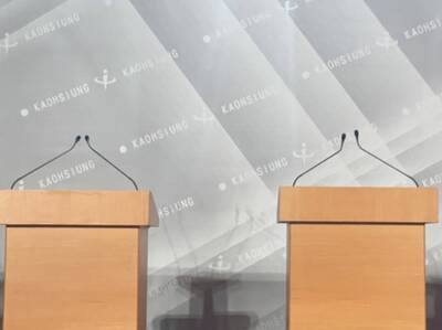 政見會背板「高雄」英文拼錯 選委會緊急更正