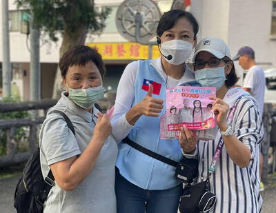 韓粉嗨翻！藍議員學校旁競選歡唱 高三生怒喊誇張