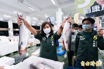 沈慧虹凌晨魚市拜票  鐵人行程市民喊讚