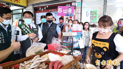 黃偉哲台南六甲市場拜票 連國民黨議員也隨行拉票