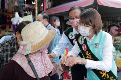 「縣長好」聲音不斷！黃秀芳市場拜票民眾緊握雙手興奮大叫