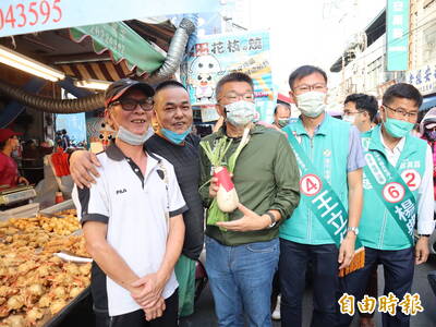 蔡其昌回故鄉清水菜市場掃街拜票 民眾送青蒜蘿蔔祝福