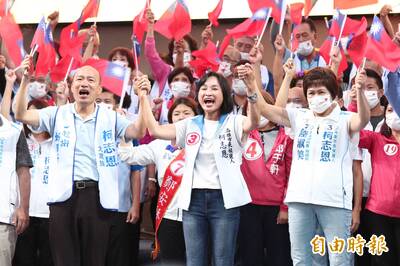 柯志恩高雄團結大會 韓國瑜站台喊「買1送3」