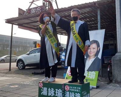 高雄街頭出現律師袍一老一少 美麗島受難者辯護律師為女兒再戰街頭