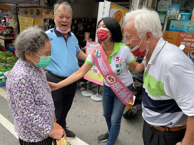 林豐喜陪張家銨到烏日拜票 民眾驚呼：老前輩好！