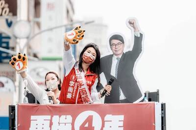 李雨蓁車掃亮陳其邁立牌當母雞 民眾笑讚全程舉手超敬業