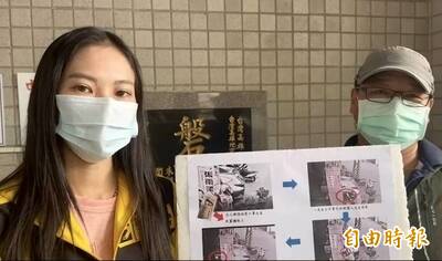 高雄正妹市候選人文宣遭惡意抽走 按鈴怒告：這麼怕我當選？