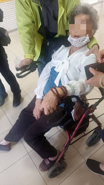 高市鹽埕區光榮國小投票所意外 91歲阿嬤跌倒送醫急救