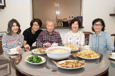 勝選首件事陪家人共進午餐 饒慶鈴：未來還有許多事要做