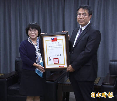 接受中選會致送當選證書 黃偉哲：將台南建設為更偉大城市