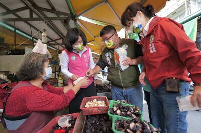 「三慧（惠）一餘」當李俊俋分身 挺進市場拜票