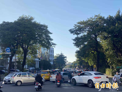 高雄蓮潭燈會晚間亮燈 周遭塞爆、首日吸引13萬人潮