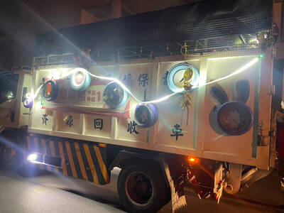 台中清潔隊資收再利用 倒垃圾還能拍照打卡、喜迎財神  