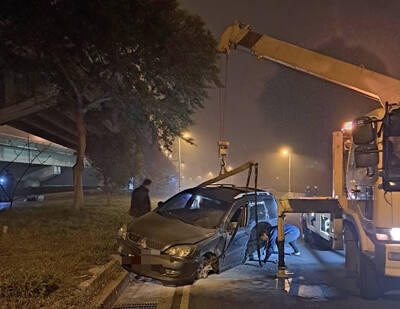 法網恢恢！毒鴛鴦拒檢飆車從桃園逃回新竹 爆胎起火自撞落網