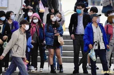 室內口罩令鬆綁 「省掉表情管理」不少人決定繼續戴