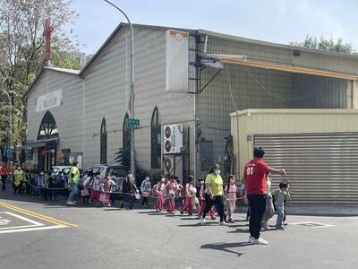 高市小學生「肉體人行道」引熱議  交通局完成標線型人行道劃設