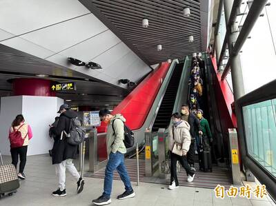 為節能機捷關閉電扶梯害旅客抬行李挨轟  桃捷公司急開放