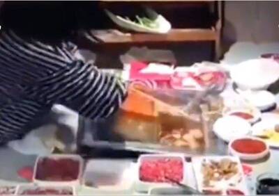 氣到翻桌？想查男友手機被阻 中國女下秒暴怒「掀翻火鍋」