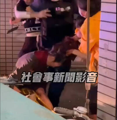 小三、小四為7旬翁吃醋街頭扯髮打架 警噴辣椒水壓制
