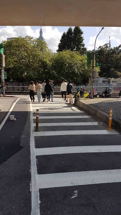 民眾遭交通桿底座絆倒傷向北市府提國賠 交工處︰若台電有責將求償