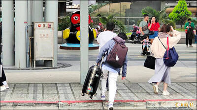 人行道突起鋼釘絆傷行人 高市府推責拿「假照片」被法官識破