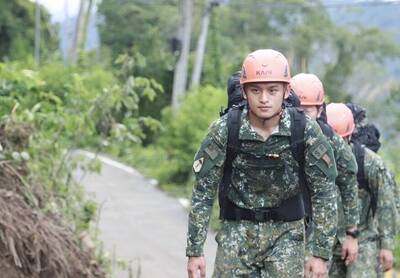 「爸我來了！」特戰兵施芷崴家鄉受災徒步送物資 激動與父相擁