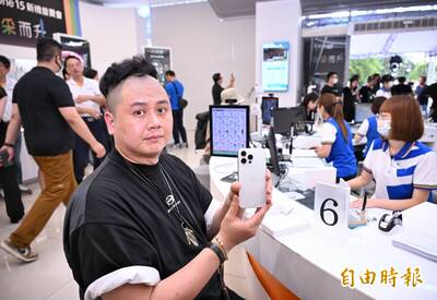 iPhone 15開賣！果粉10天前就排隊 一次搶10支