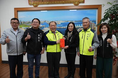 農曆春節前夕 陳光復慰問清潔隊員