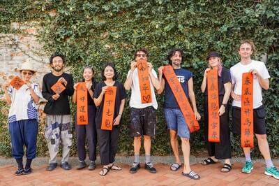 國際藝術家高雄駁二駐村 揮毫寫春聯、吃紅龜粿「開村」