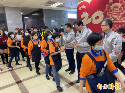 龍年賀新春 張善政發福袋給市府員工、洽公民眾