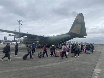 春節首日台北往金門旅客多 國軍C-130運輸機下午出動