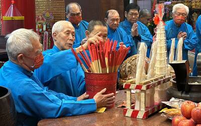 苗栗玉清宮抽國運籤 今年新總統將就職「人民」大吉
