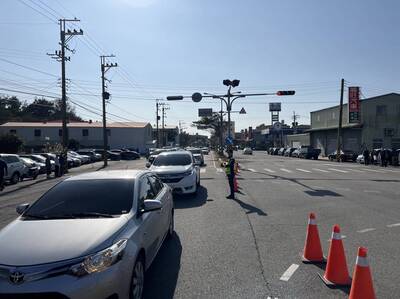 昨天初三拱天宮參香人潮更多！ 警方呼籲車輛停放台1線