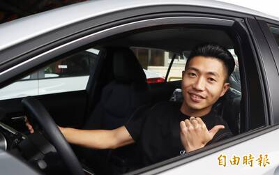 東石港口宮春節擲筊賽 幸運兒連擲10聖筊贏得轎車