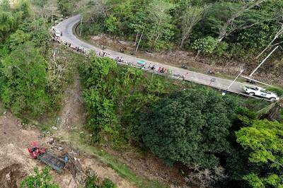 菲律賓卡車煞車失靈墜山谷 釀15死2傷慘劇